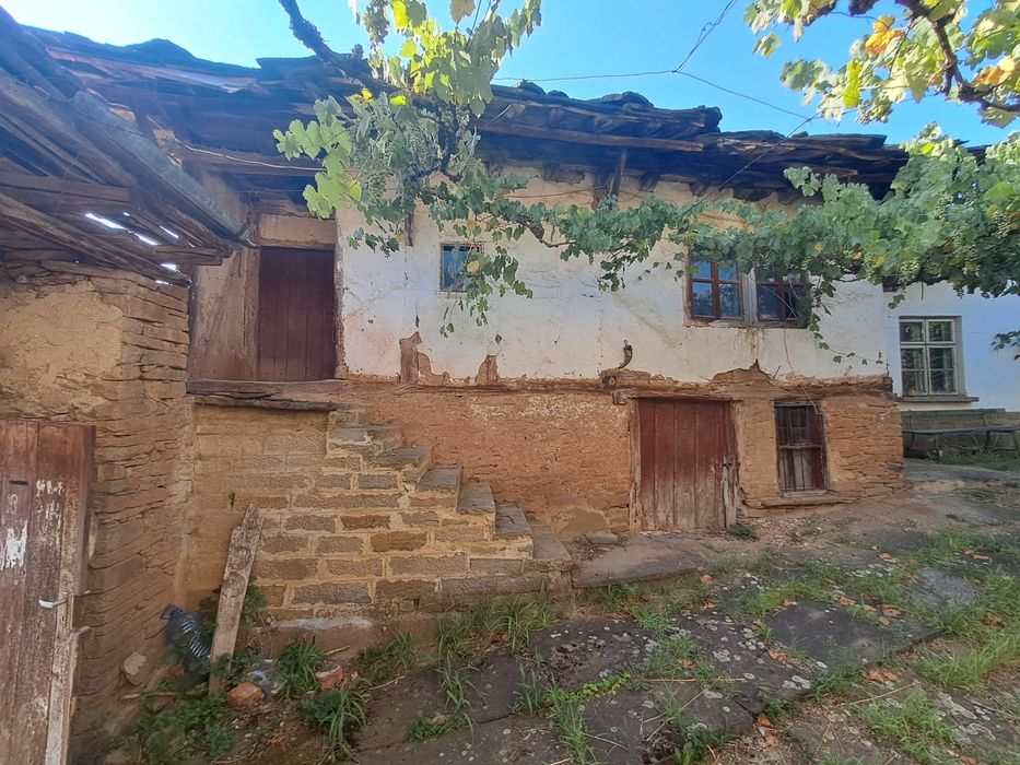 Продавам имот в с. Лешница, обл. Ловеч