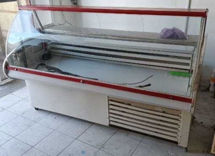Продам холодильник витрина в низу камера для напитков работает отлично