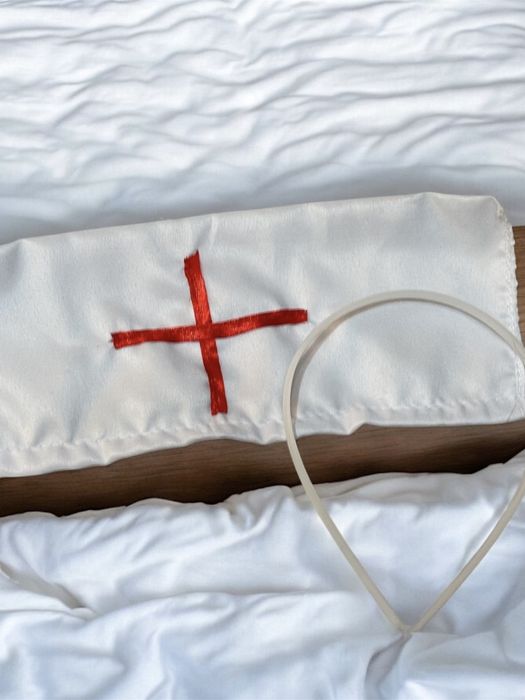 Откровенный костюм мед сестры