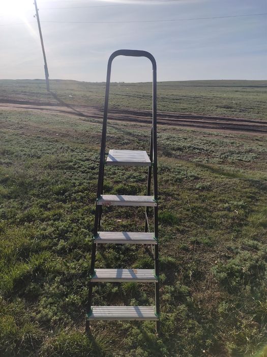 Стремянка в хорошем состоянии