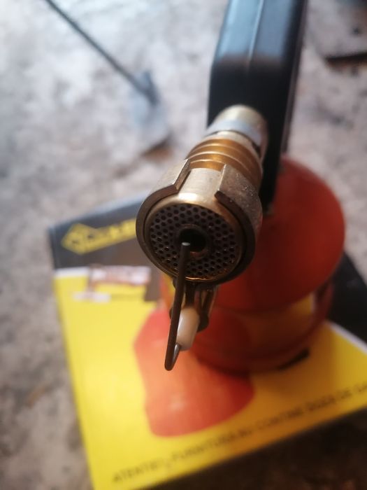 Lampa cu gaz pentru lupt, cu aprindere piezoelectrica