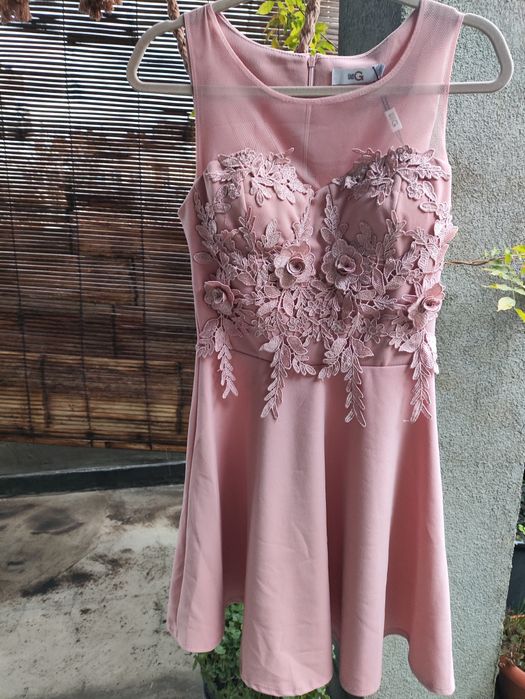 Къса рокля с дантела