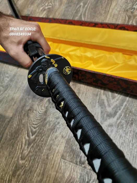 Остър меч катана с дървена лакирана кания и красива кутия