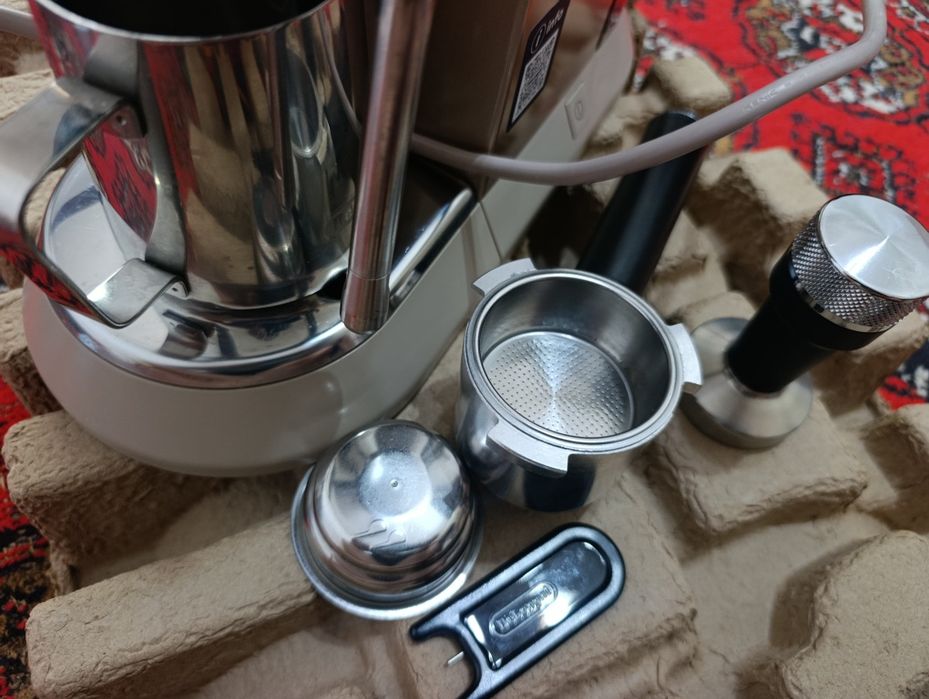 Кофемашина рожковая. Delonghi ec885
