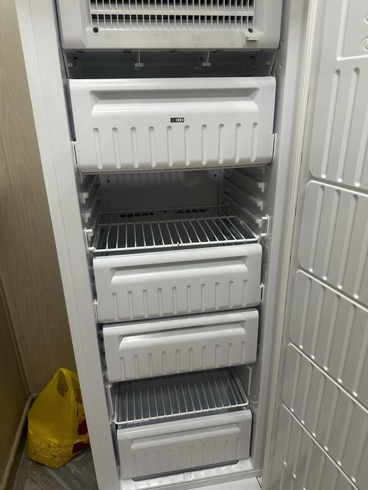 Продам морозильную вертикальную камеру