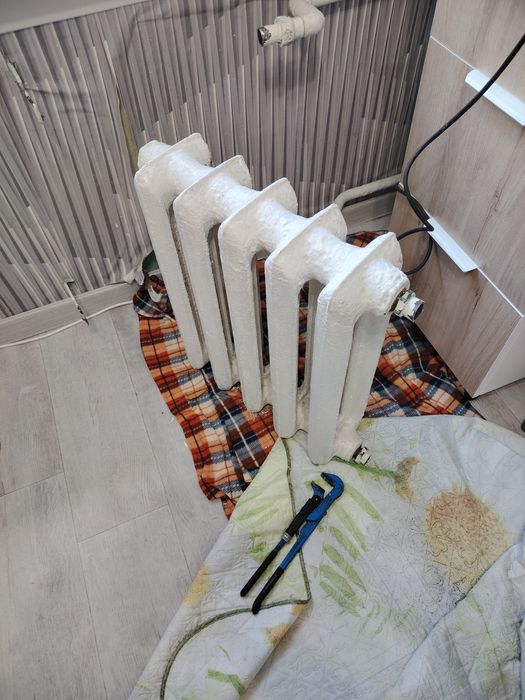 Продам батарею 1 секция 1000 т.