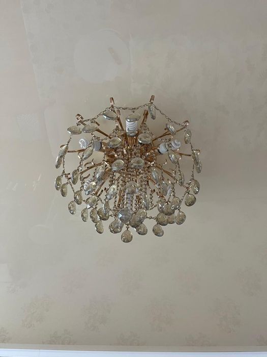 Люстра в зал очень красивая