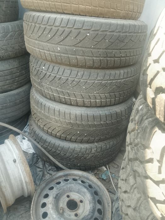 Покрышки Р 19 продам 235/55/19