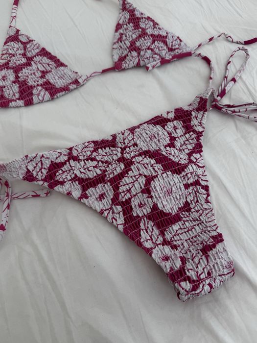 Розов бански на бели цветя