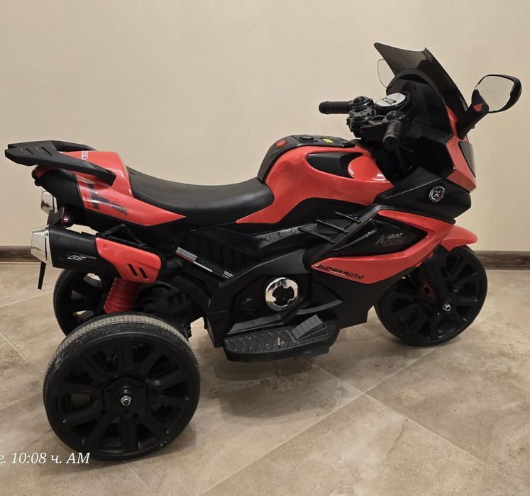 Продавам акумулаторно моторче