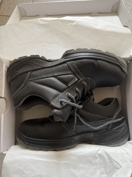 Работни обувки / естествена кожа с метално бомбе- 43 номер