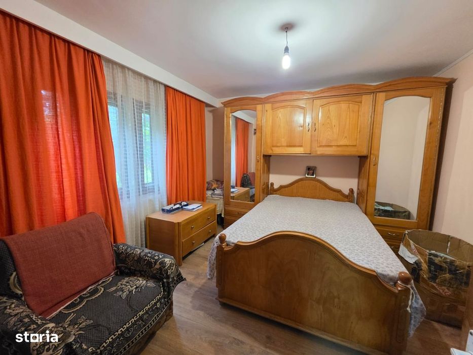 Casă în Horia de cărămidă, zonă centrală, 2.400 mp teren, 4 dormitoare