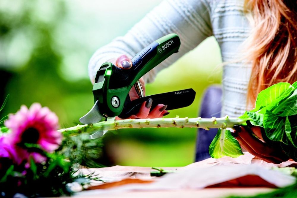 Аккумуляторный секатор BOSCH EasyPrune