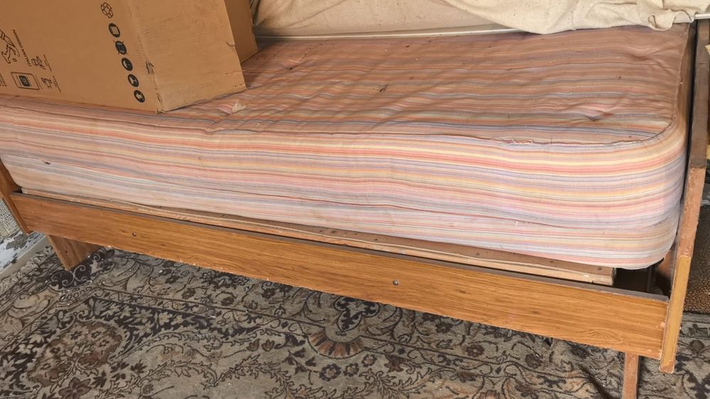 Кровать и тумба отдам