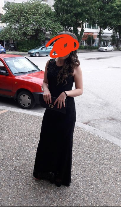 Абитуриентска дълга черна рокля потялото