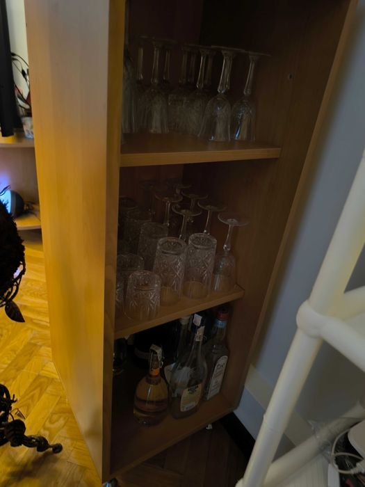 Mobilier bar de colț, realizat la comandă. Ideal pentru living, apartament, casă de vacanță, pensiune sau birou.
