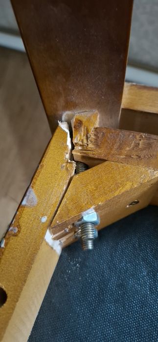 Стул из натурального дерева требует ремонта