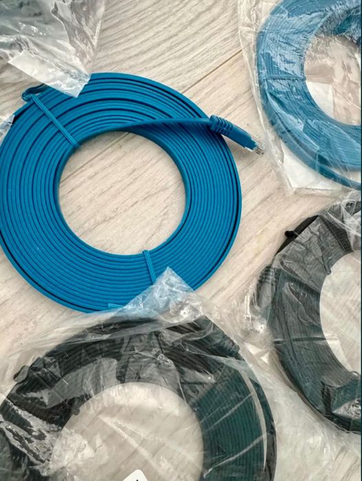 Cabluri de rețea noi, de diferite mărimi, disponibile la grămadă