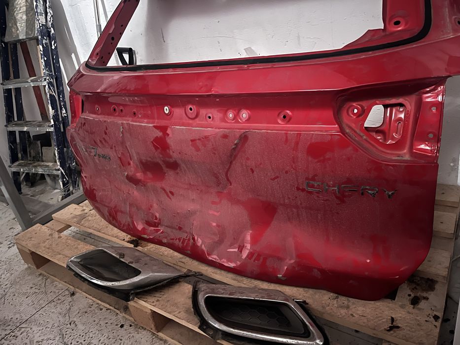 Продам крышку богажника на Чери(Chery)Тиго 7про с дефектом