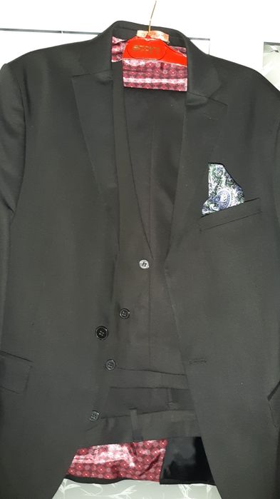 Vand costum negru.