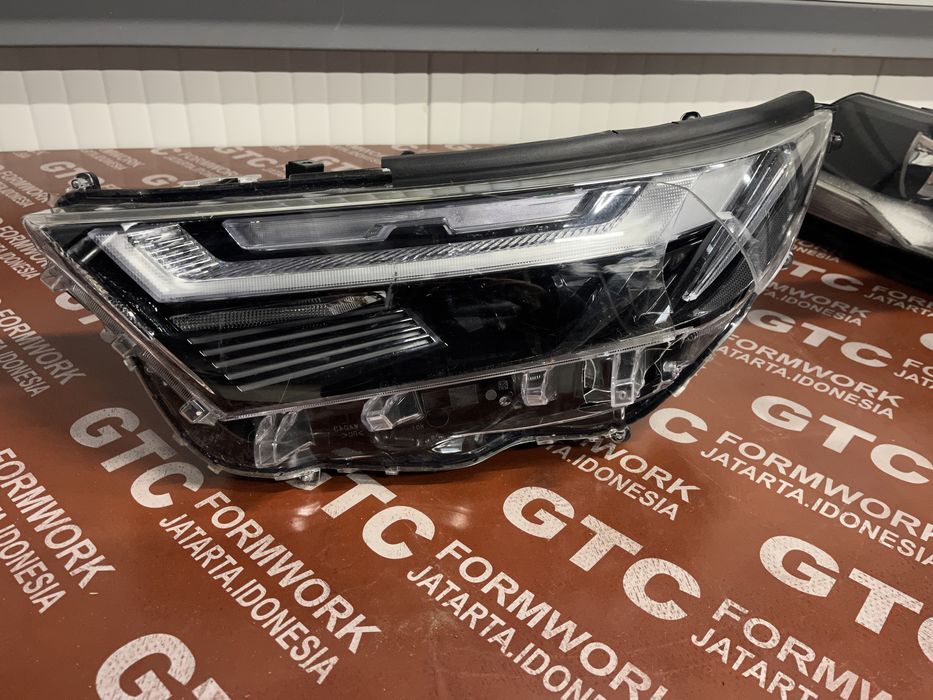 Ляв и десен фар Toyota Rav 4 5 2022-
