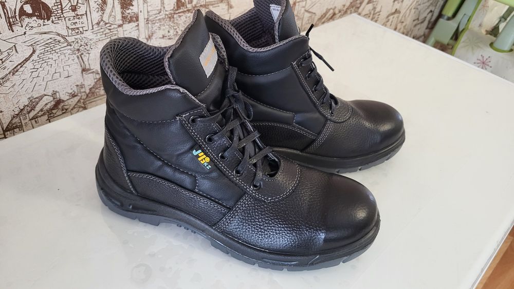 Специальная ботинка для работы