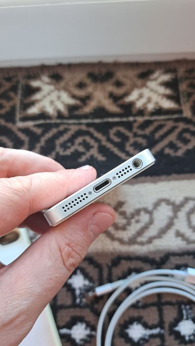 IPhone SE 16 Gb белый