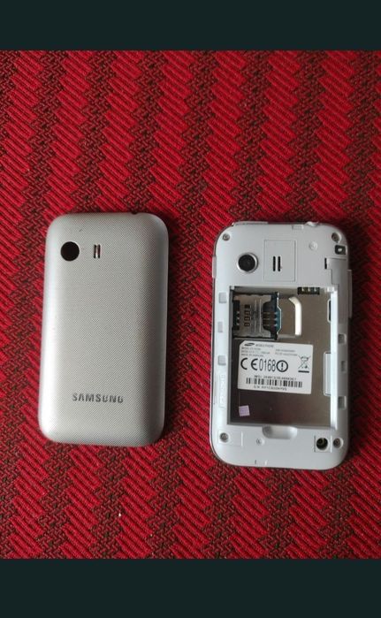 Telefon cu touchscreen și camera video. 
Mic robust și foarte practic.