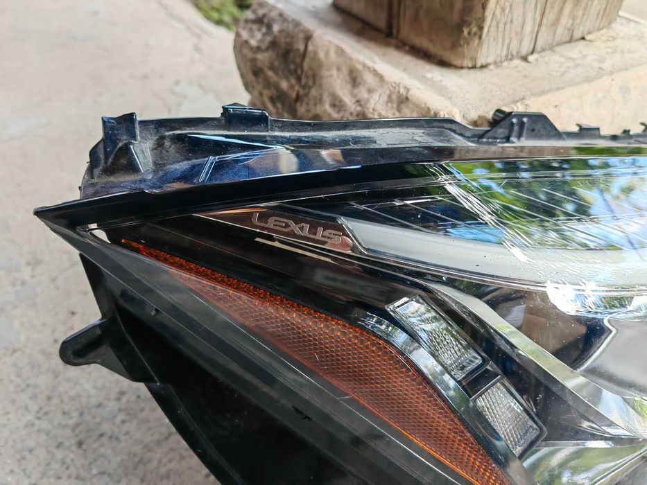 Стъкло фар Lexus UX с дневна светлина дясно 2019+ Оригинално