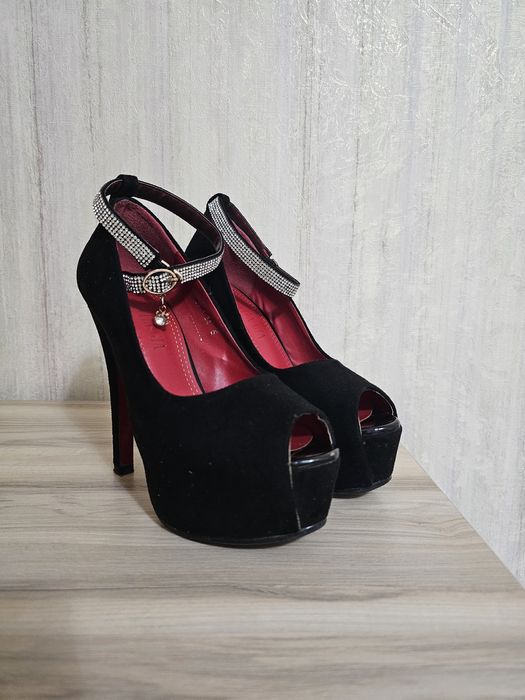 Туфли  продаются рр 34