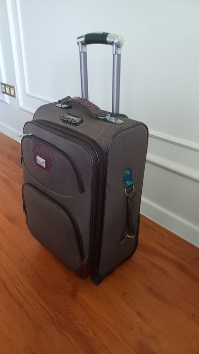 Чемодан дорожный