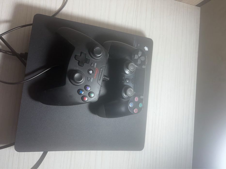 Ps4 slim cu 2 manete