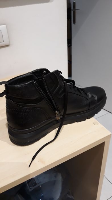 Vînd bocanci piele!