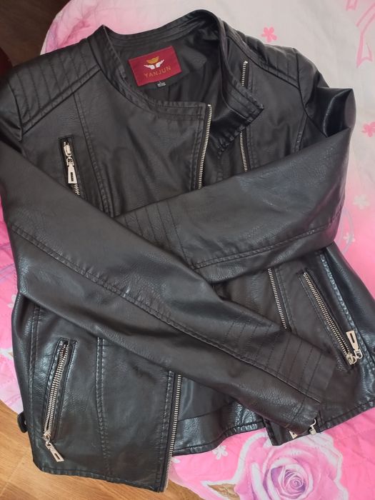 Кожаная куртка черный