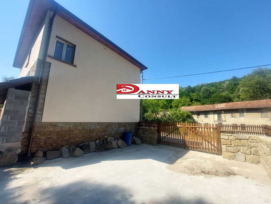 Двуетажна реновирана къща в с. Радевци - Габровски балкан