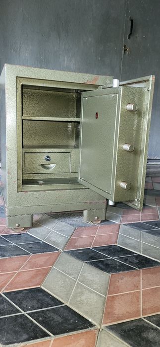 Продам огнеупорный сейф