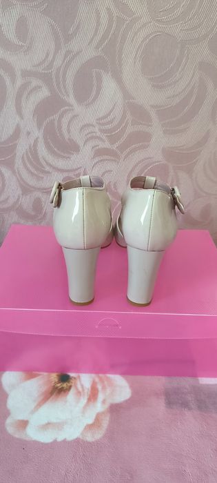 Женские туфли молочного цвета