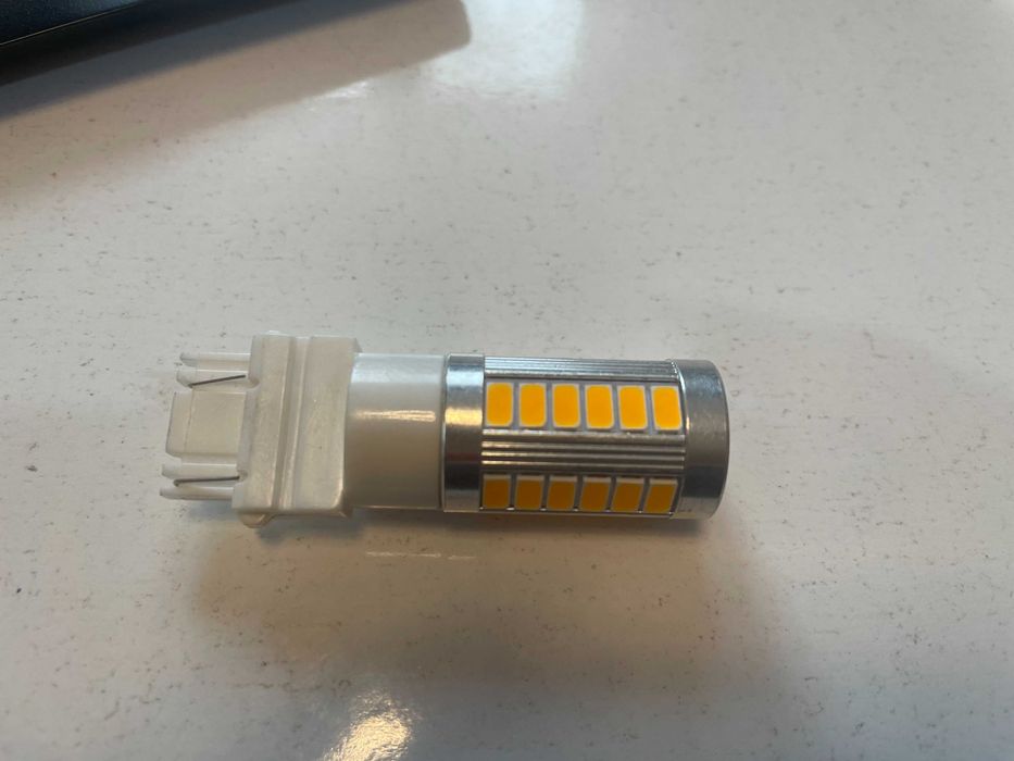 Диодна крушка (LED крушка) 12V, P27/7W, W2.5x16q оранжева светлина