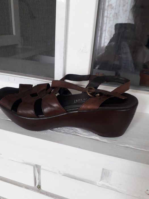 Продам кожаные босоножки