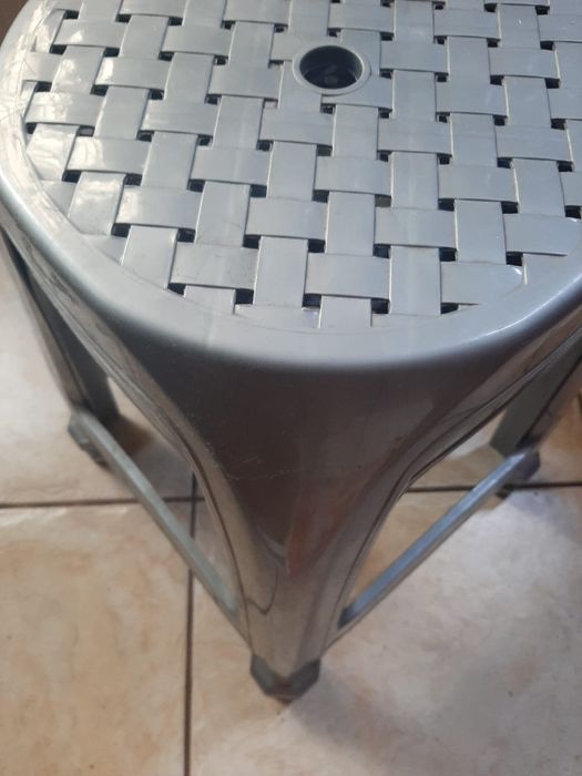 Vând două taburete noi din plastic