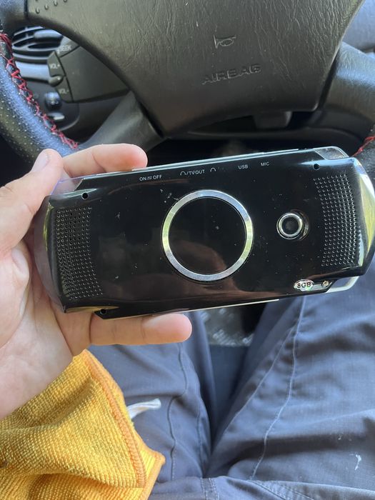 Vând consolă portabilă tip PSP cu ecran de 4 inch, memorie internă 8 GB și slot pentru card microSD.