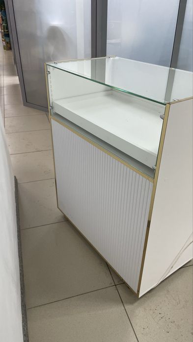 Продам витрину передвижная