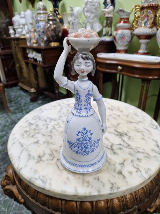 Прекрасна антикварна  унгарска порцеланова фигура Hollohaza