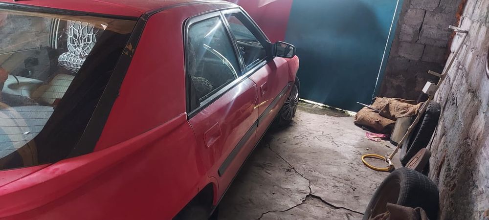 Mazda 323 красная