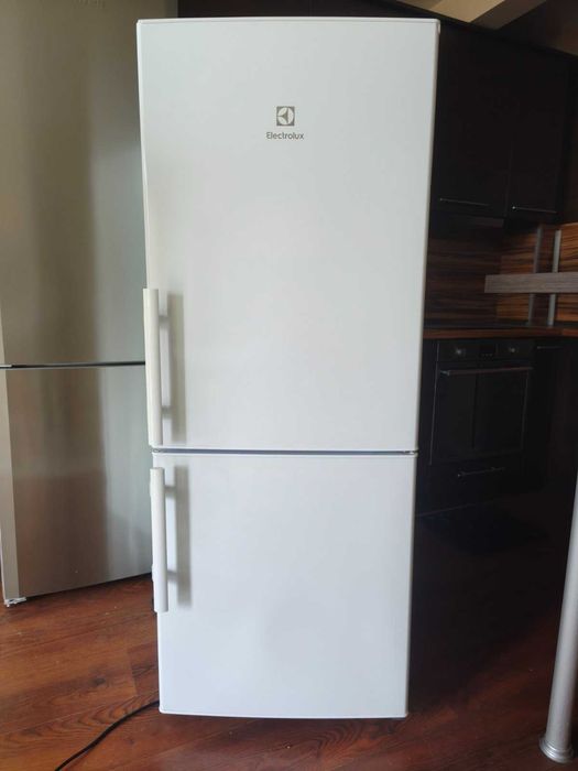 ПРОДАВАМ Хладилник с фризер 323Л - ELECTROLUX ENB34633W NO FROST