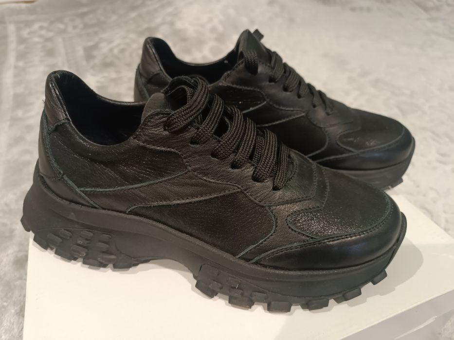 Дамски спортни обувки