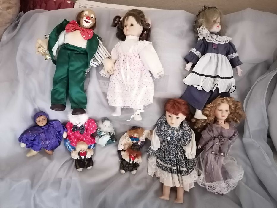 Colecție păpuși vechi din material textil și portelan