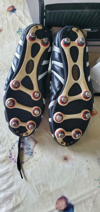 Adidași cu crampoane