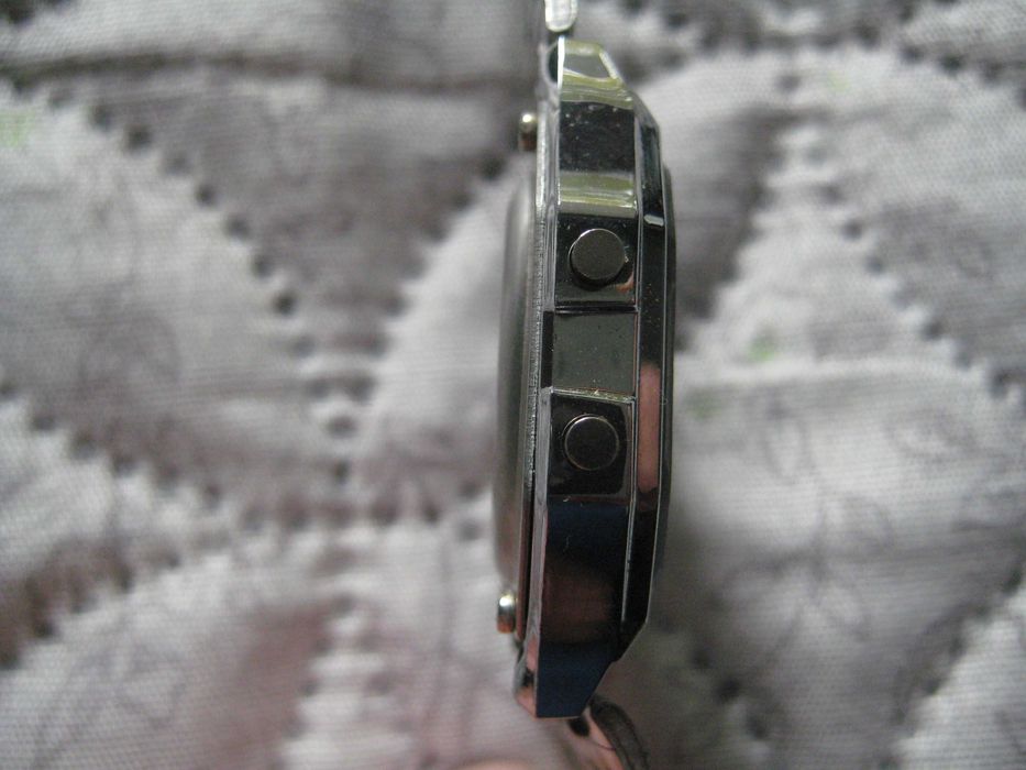 Продавам мъжки ръчен кварцов електронен часовник