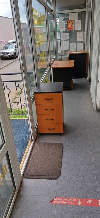 Vând mobilier birou office birouri, măsuţă, rafturi, cuier, corpuri